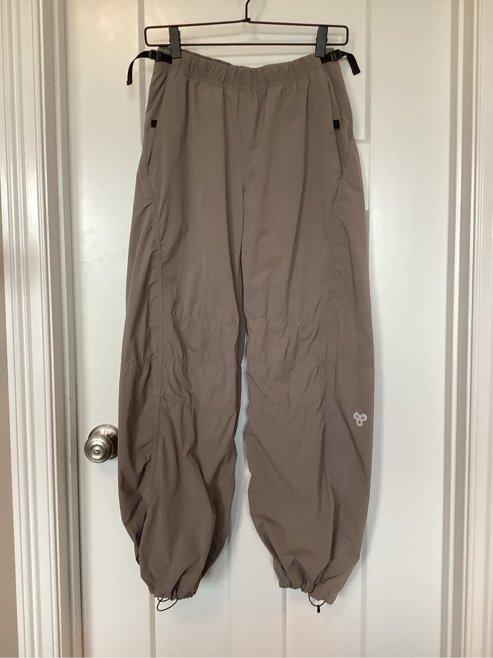Aritzia TnAction Parachute Cargo Pants Tan Taupe Womens size small